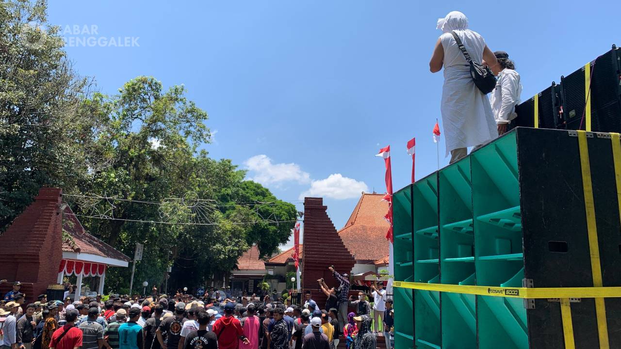 Warga Munjungan Demo Bawa Limbah Tambak Berbau Busuk, Orator: Biar Pemerintah Mencium Bau Penderitaan Kami